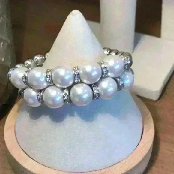 Vintage Stretch Bracelet - white and silver, Glass and Acrylic Beads - Set of 2 - Picture 1 of 5